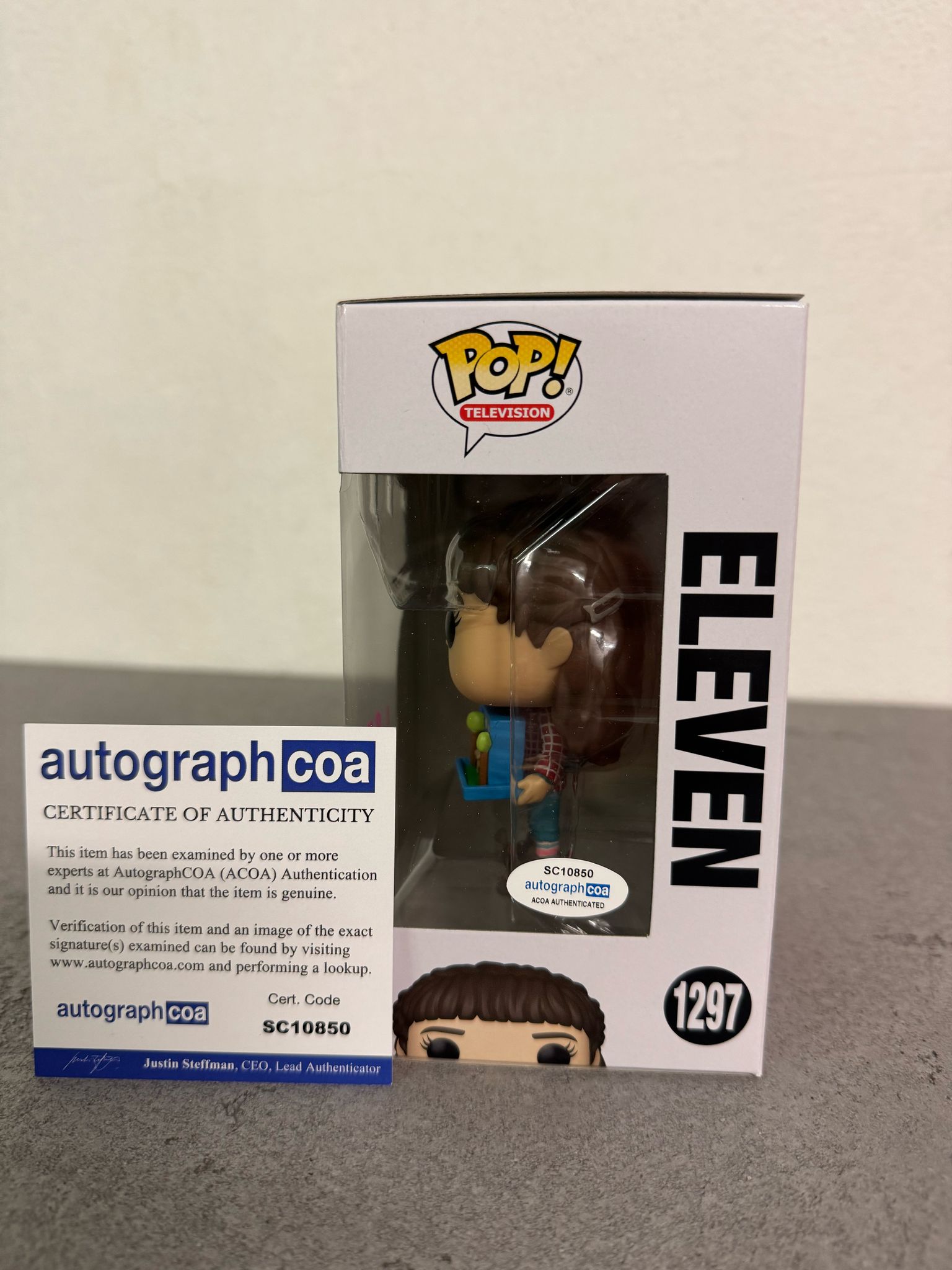 Funko Pop! #1297 Television: Stranger Things - Eleven podepsaná herečkou Millie Bobby Brown